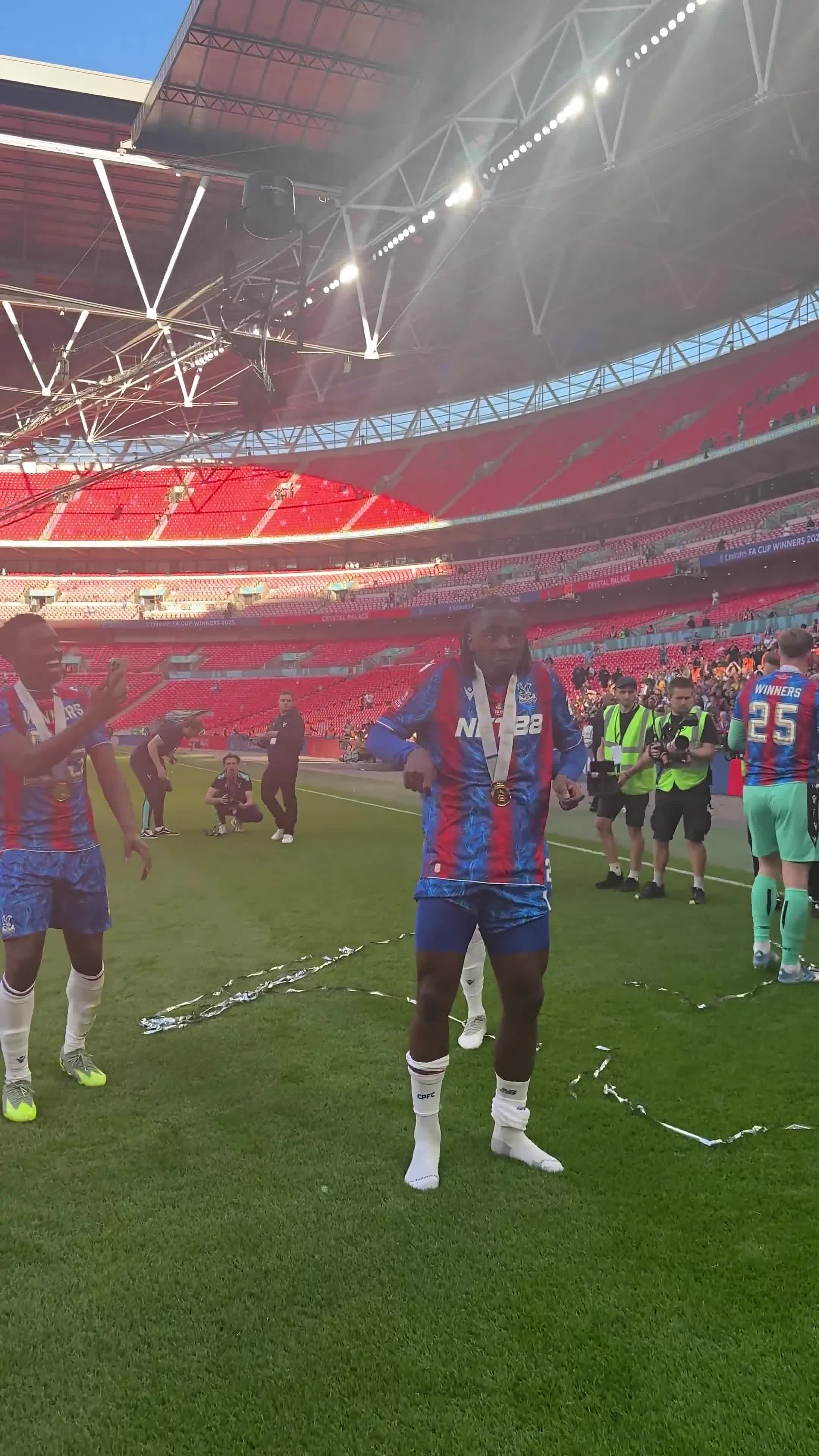 包含水晶宫后卫紧逼对手犯错,为球队取胜的词条 包含水晶宫后卫紧逼对手犯错,为球队取胜的词条