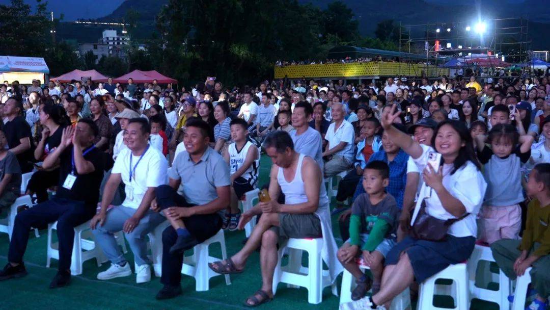 爱游戏注册-包含热闹上演，公开赛吸引众多观众的词条