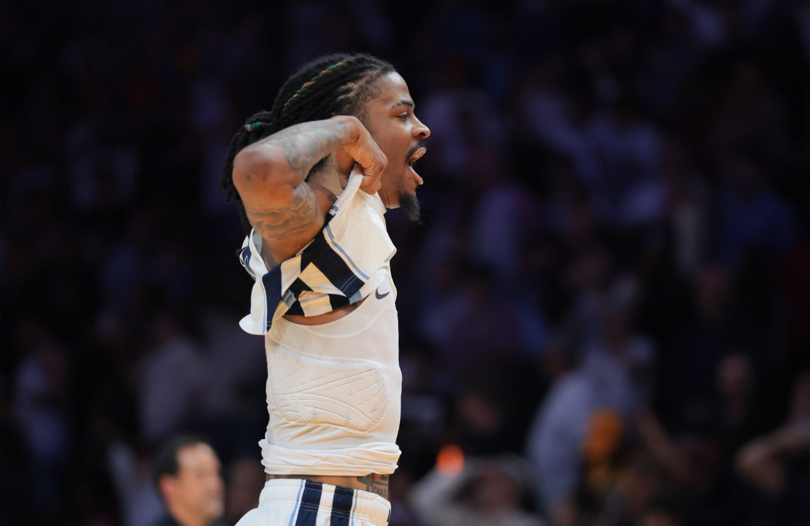 爱游戏网站入口-夏洛特黄蜂客场大胜犹他爵士，格雷厄姆分