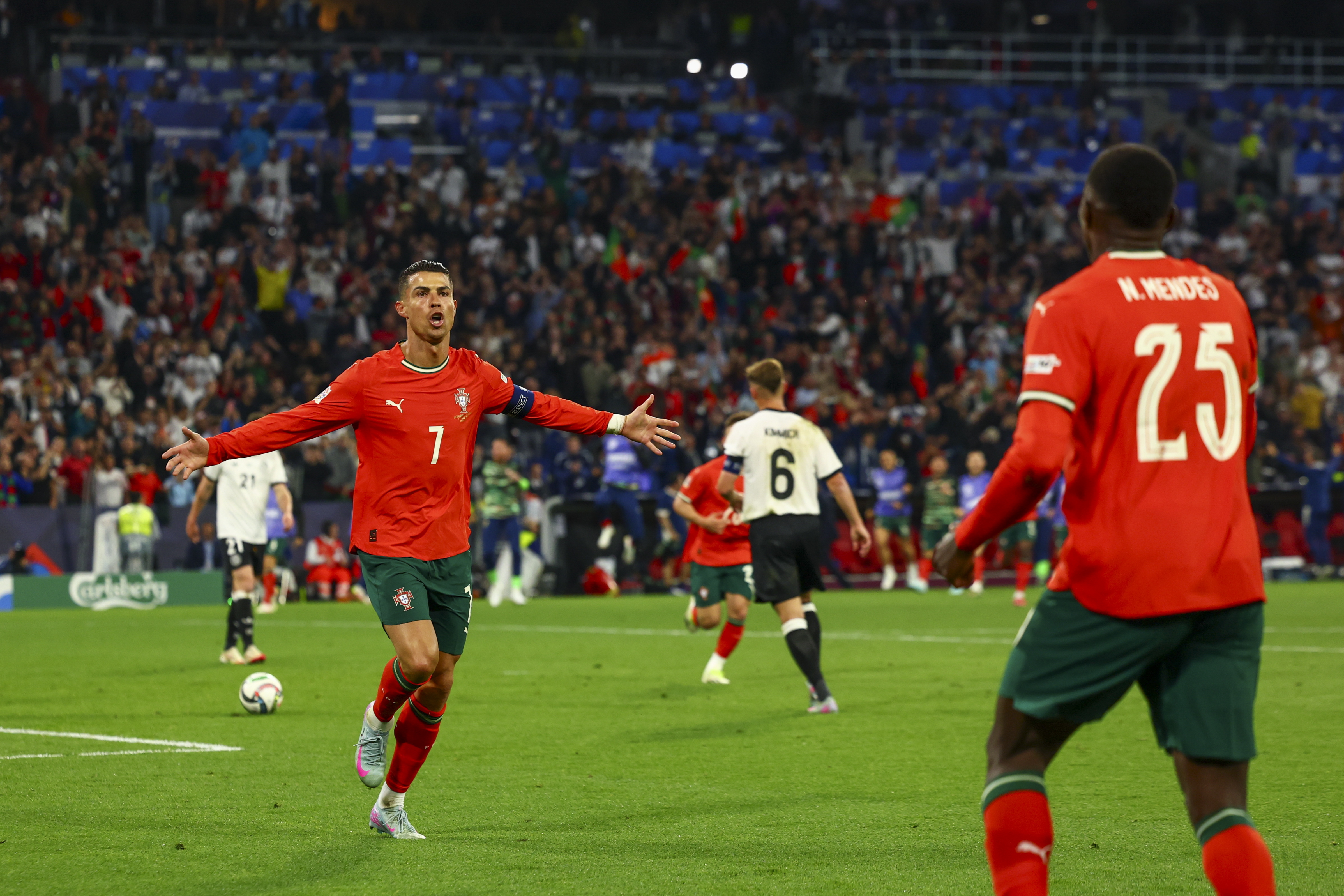 爱游戏链接-关于欧洲顶尖足球比赛浪漫开场，球队争分夺秒的信息