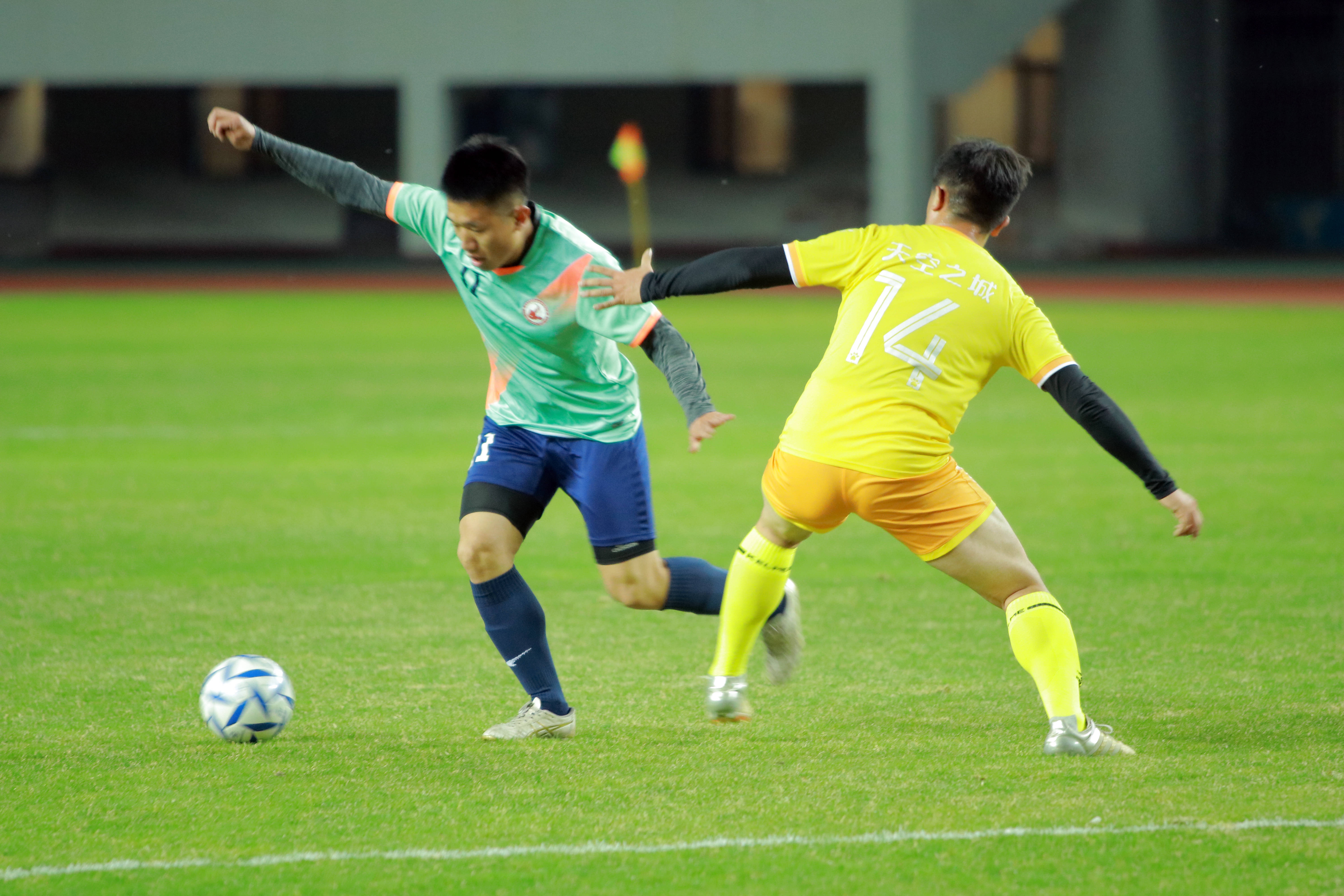 国内足球联赛悬念不断,强弱对决随时发生 国内足球联赛悬念不断,强弱对决随时发生