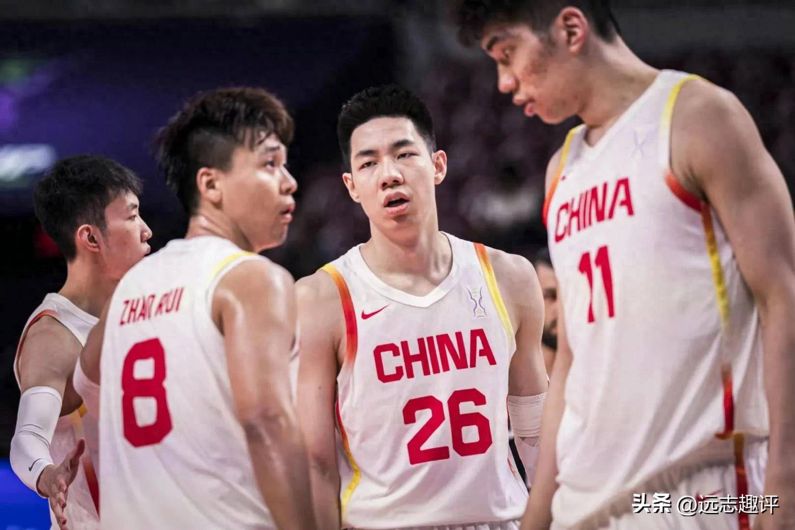 火爆比赛中球员们斗志昂扬,奋力争胜令人为之侧目 火爆比赛中球员们斗志昂扬,奋力争胜令人为之侧目