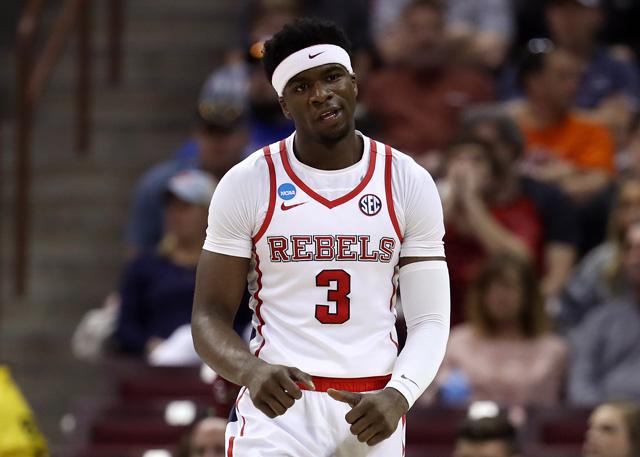 猛龙状态高涨，戴维斯率队稳步向前