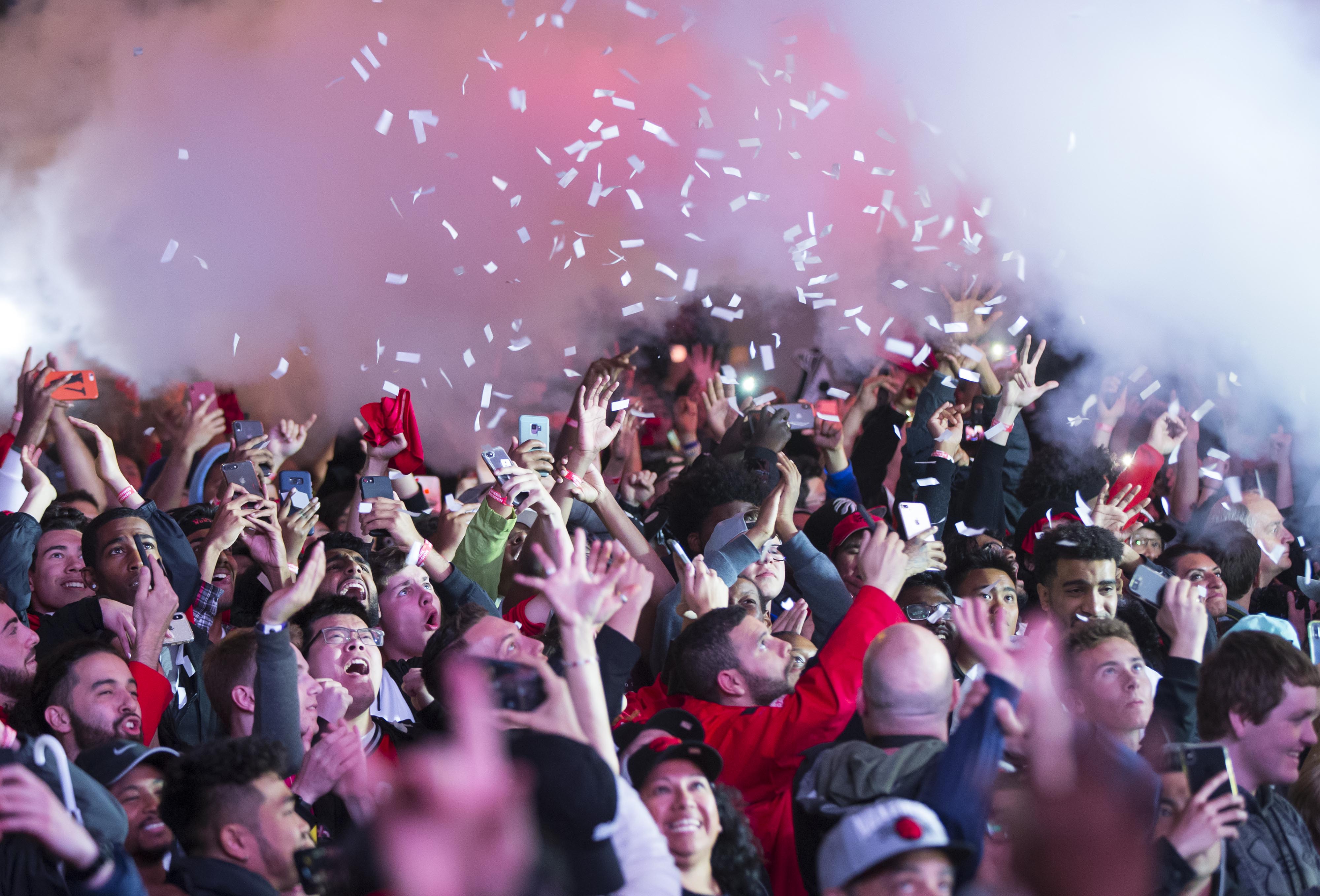 爱游戏课程-球迷狂欢迎接球队，壮观场面震撼