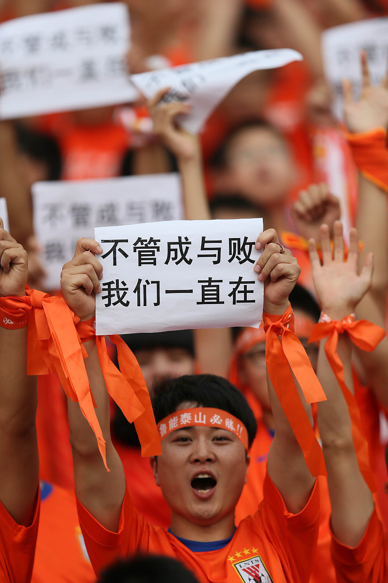 爱游戏新闻-动人一幕！运动员们全力以赴拼搏