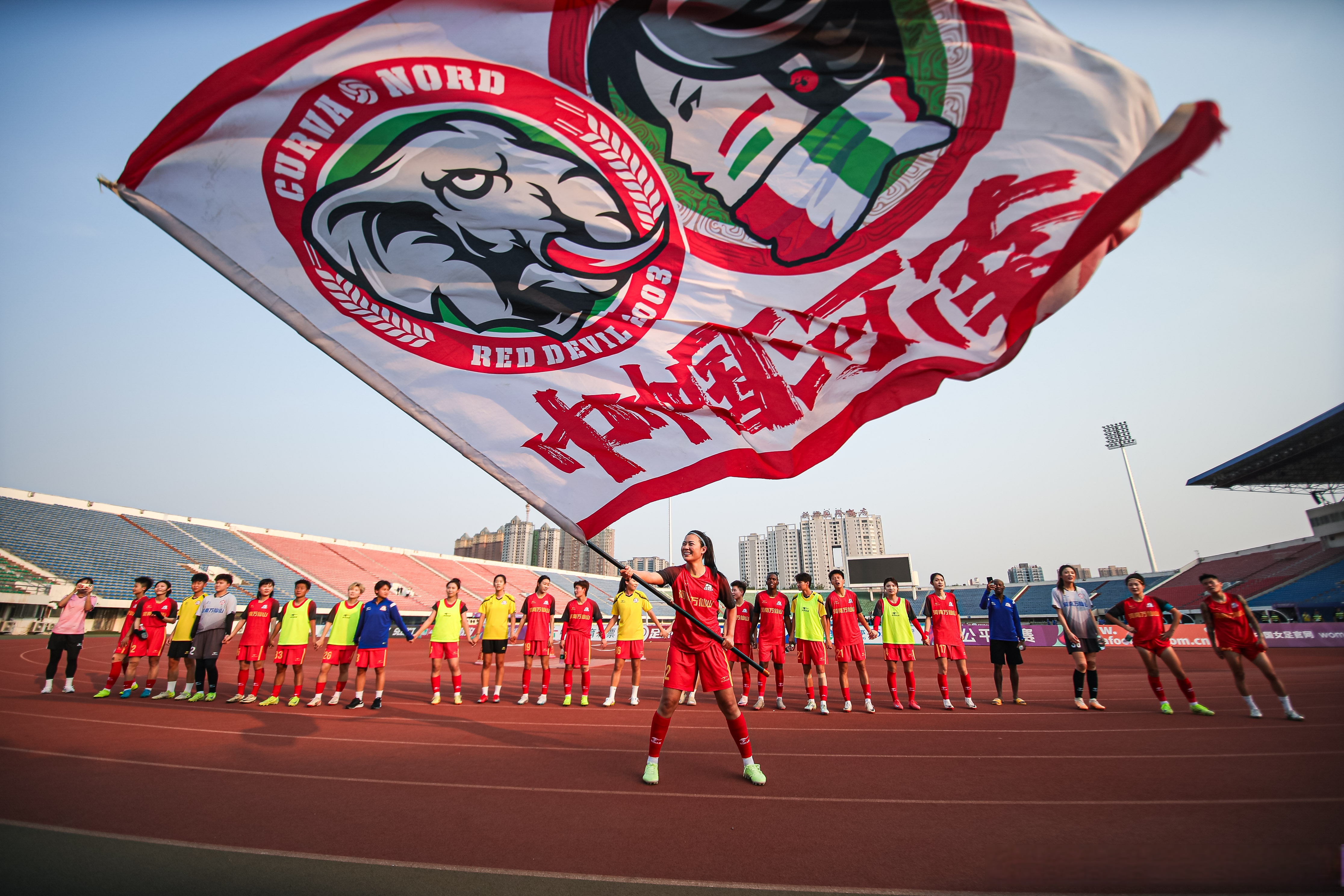 爱游戏app下载-篮球场上风起云涌，球队气势如虹闯关取胜的简单介绍